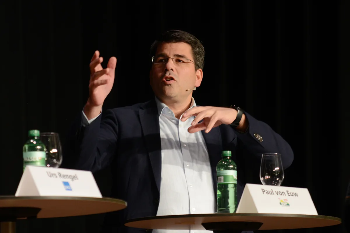 Paul von Euw von der SVP betonte, dass er Windräder nicht per se verhindern will. Er wünscht sich aber mehr Mitsprache. Die Podiumsdiskussion in Wald zum Thema Windkraft.